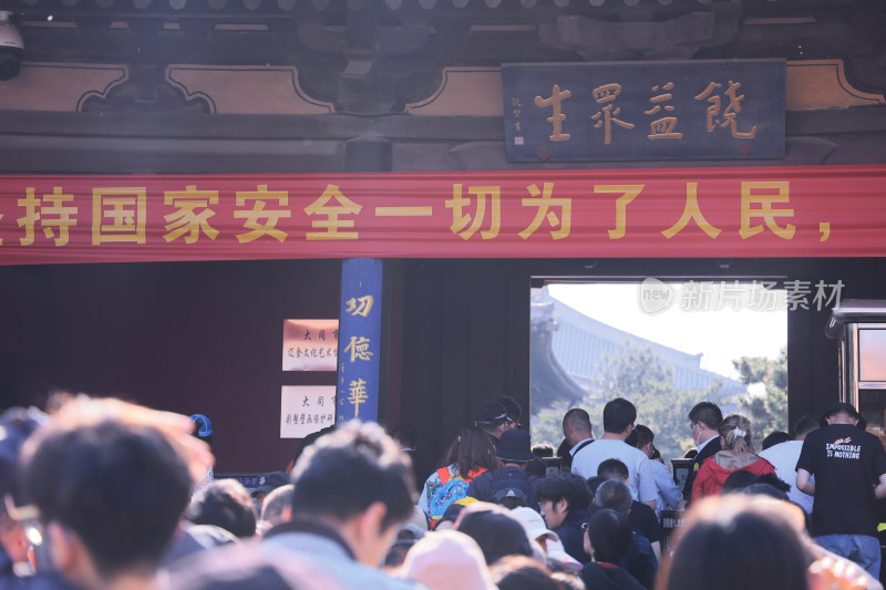 山西大同华严寺爆满各地游客人山人海的盛景