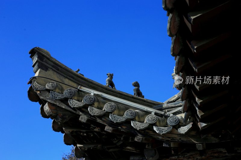 古建筑屋檐上的精美雕刻与神兽