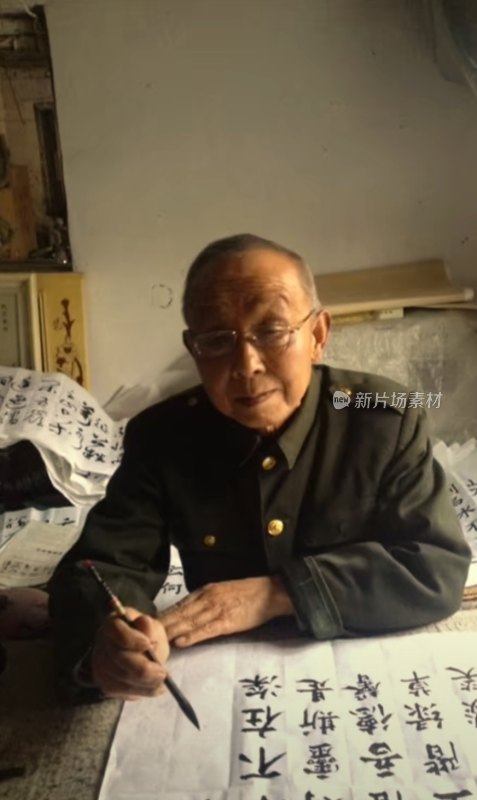 老人室内专注书写毛笔字