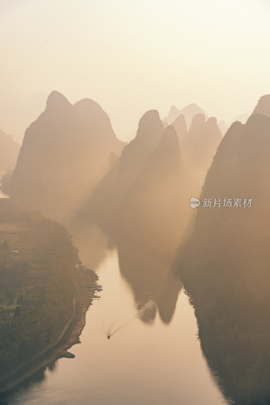 广西桂林阳朔县漓江山水-清晨阳光下的山峰