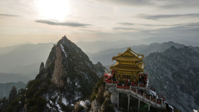 河南老君山飞雪中的千年古树冬季航拍