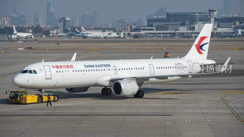 中国东方航空飞机停在机场地面