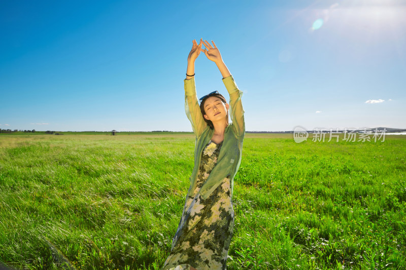 盛夏在草原湿地公园游玩的姑娘