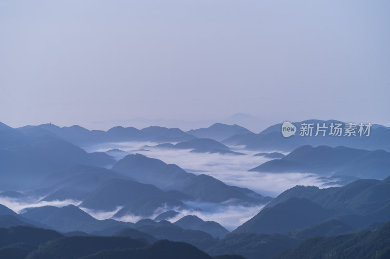 群山间云雾缭绕的自然美景