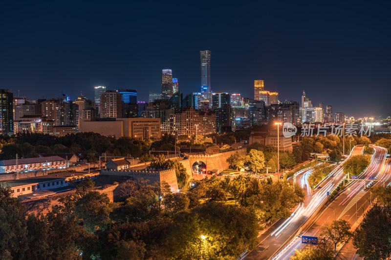 北京夜晚城市景观及车轨流光的城市风光