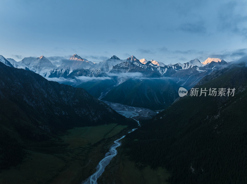 绝美的日照金山