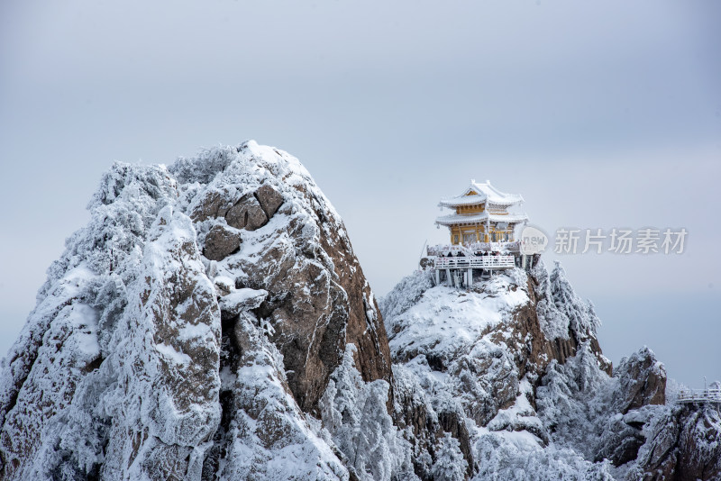 河南老君山雪后云海金顶建筑