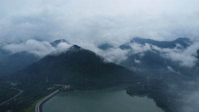 广东东莞：雨后银瓶山上空出现云海