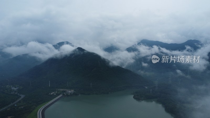 广东东莞：雨后银瓶山上空出现云海