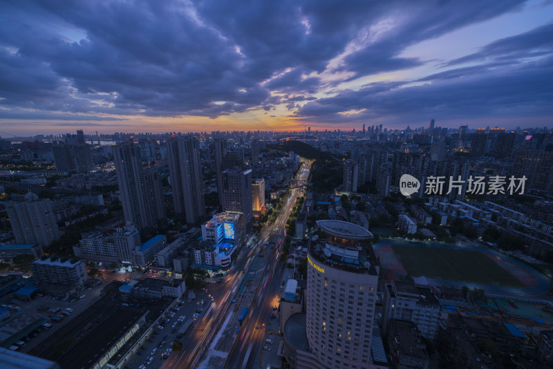 夜景下灯火辉煌的城市建筑群