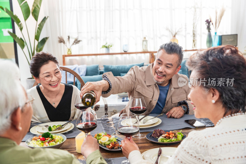 幸福的老年夫妻一起在客厅用餐