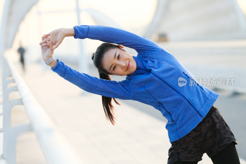 青年女人户外健身