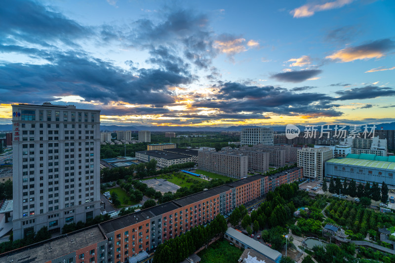 城市建筑群日落全景