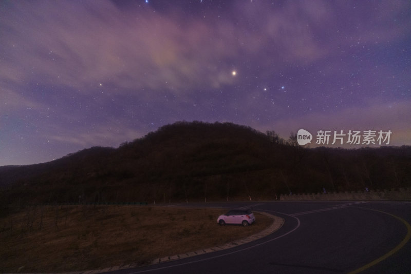 山间公路夜空繁星璀璨的美丽景象