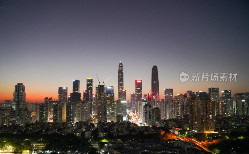 城市夜景鸟瞰，高楼林立灯火辉煌的景象