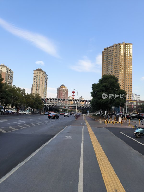 城市道路街景及周边高楼景象