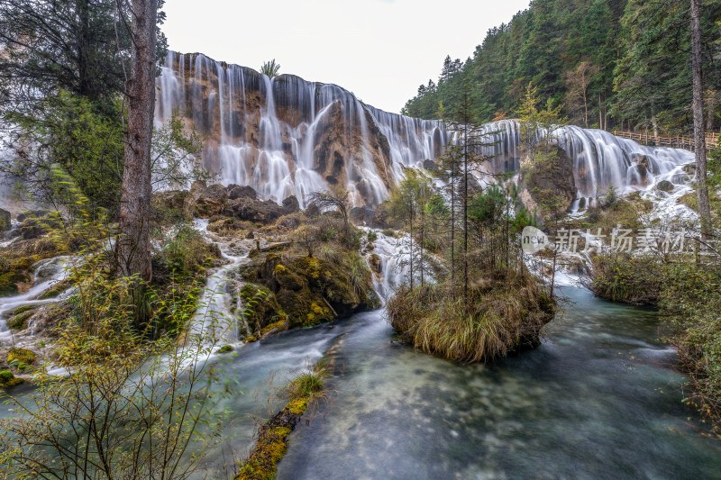 四川阿坝州九寨沟秋色静谧湖光金秋倒影色彩