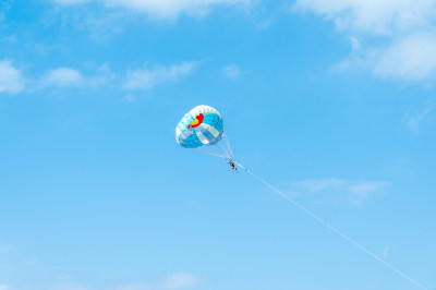 海南三亚西岛游玩海上降落伞项目的游客