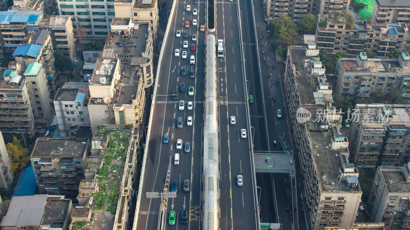 成都城市交通车辆行驶拥堵航拍图