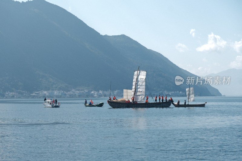 大理开海节湖上渔民驾木船作业场景