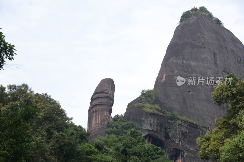 广东韶关：“天下第一奇石”丹霞山阳元石