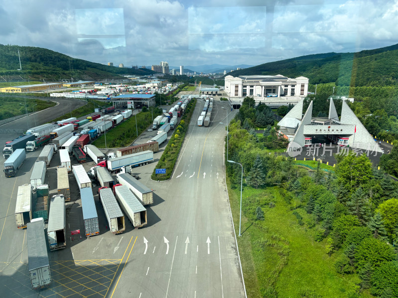 绥芬河中俄边境的公路口岸排队出境的货车