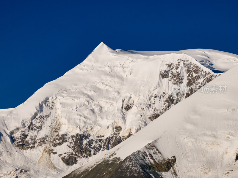 朝阳下的雪山