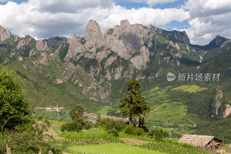 扎尕那蓝天白云山峰草地