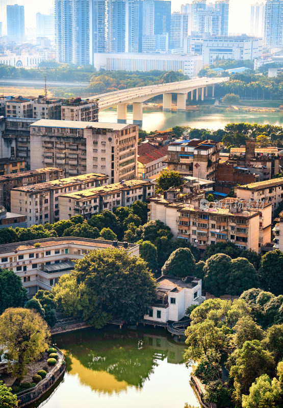 南宁城市中的跨河大桥与林立高楼的景观