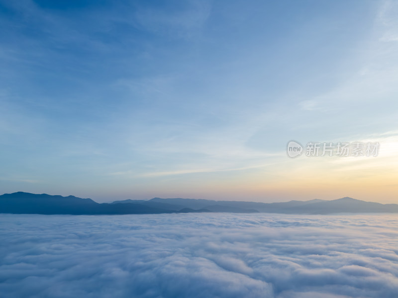 航拍云海山峦