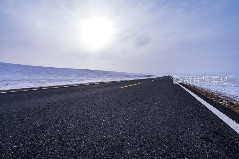 新疆雪地道路