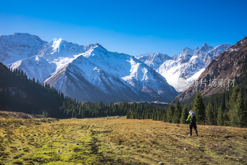 雪山脚下徒步旅行