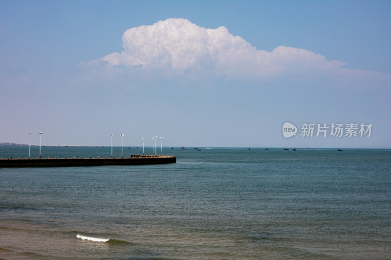 山东日照灯塔海滨海滩海天自然景观