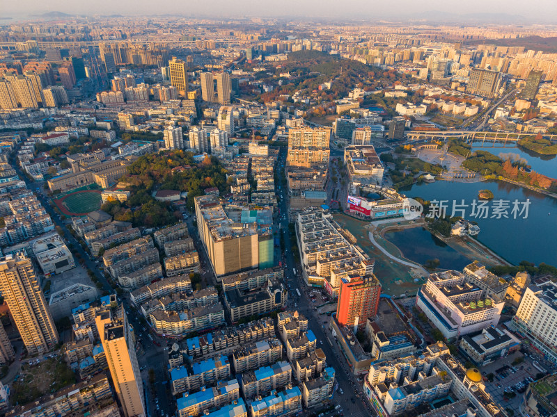 晚霞中的安徽芜湖城市风光航拍图