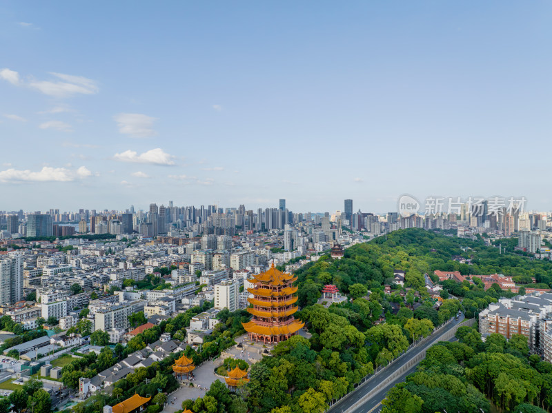 夏季航拍武汉黄鹤楼景区与城市天际线风光