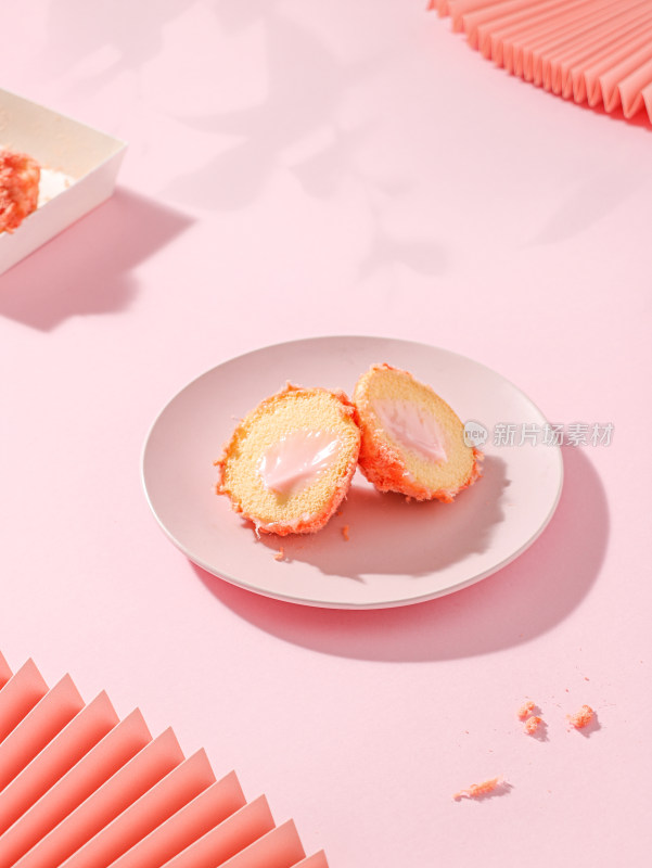 粉红色桌面上的粉红色早餐肉松面包