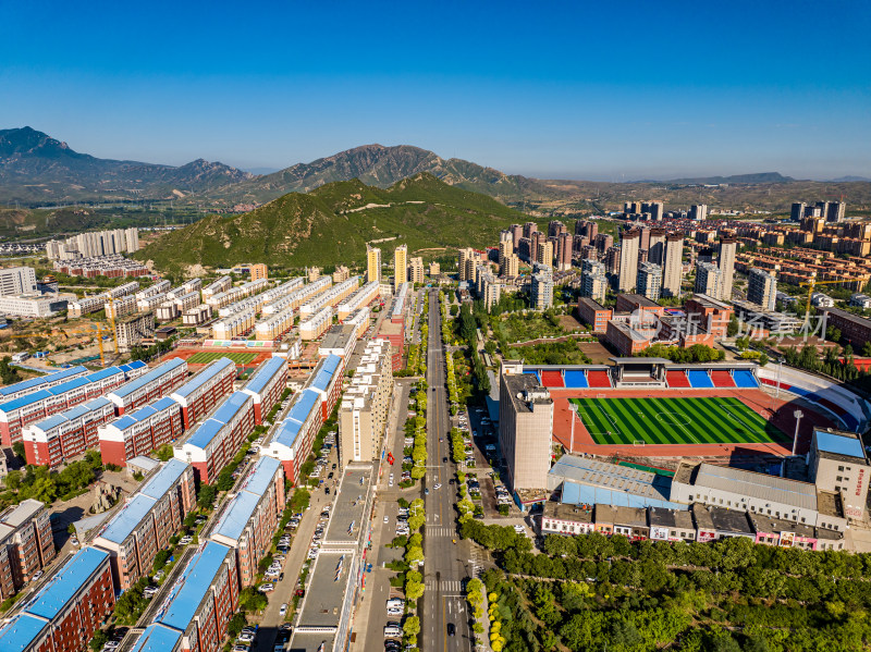 河北张家口市下花园区鸡鸣山脚下的城镇全景