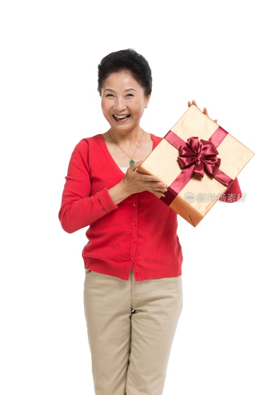 棚拍中老年女性抱着礼物盒