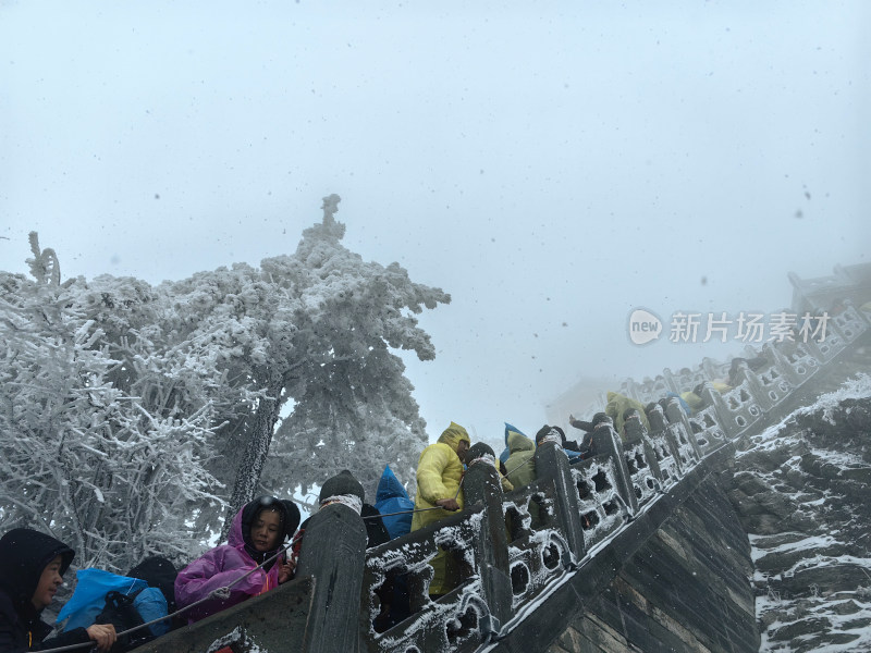 湖北武当山景区金顶冬季大雪登山游客