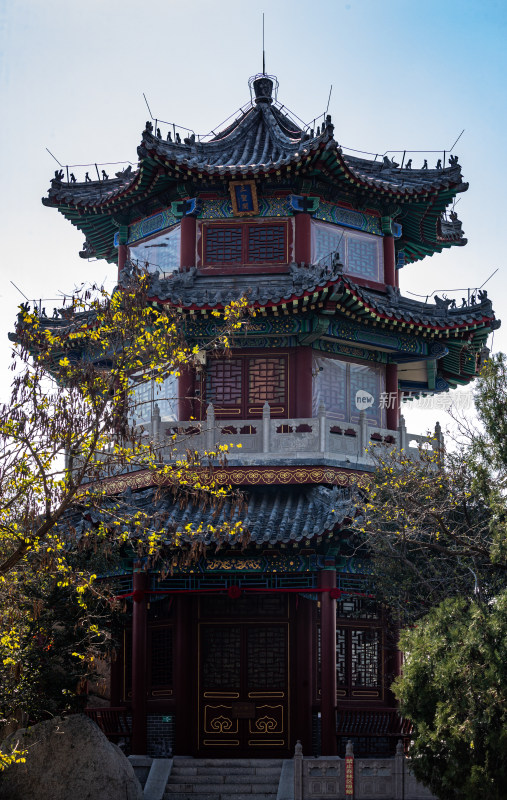 深秋中的山东济宁邹城峄山风景区自然景观