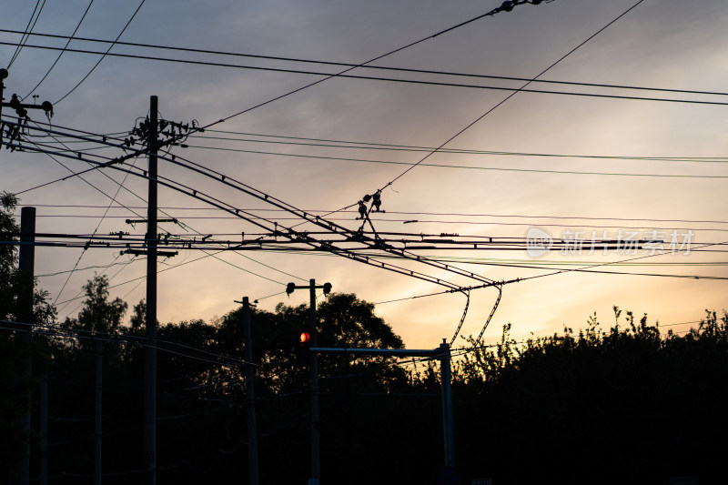 有轨电车电线夕阳城市电线