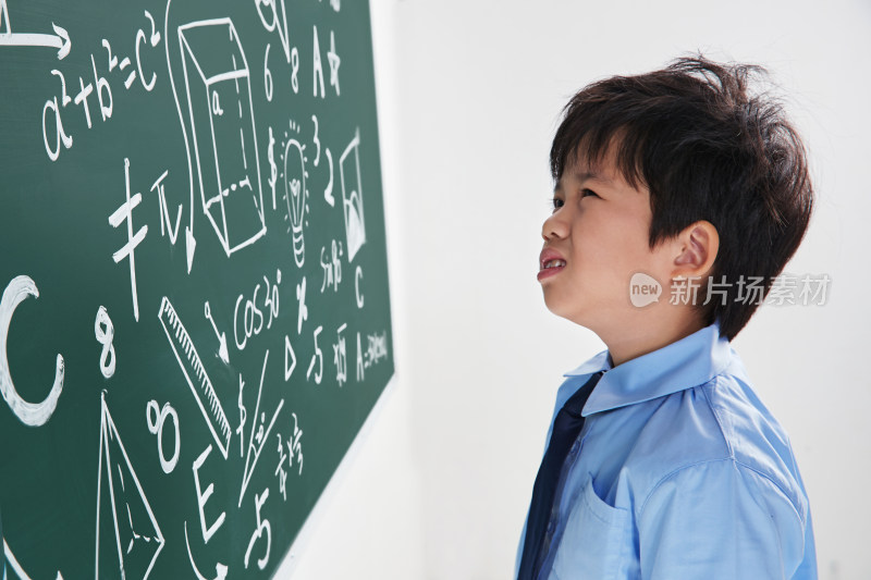 小学男生被数学题难住