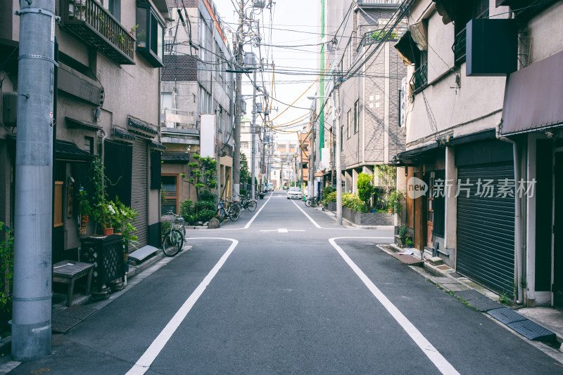 日本东京白天的城市街道小巷