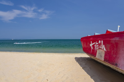 深圳盐田大梅沙滨海沙滩公园红色木船