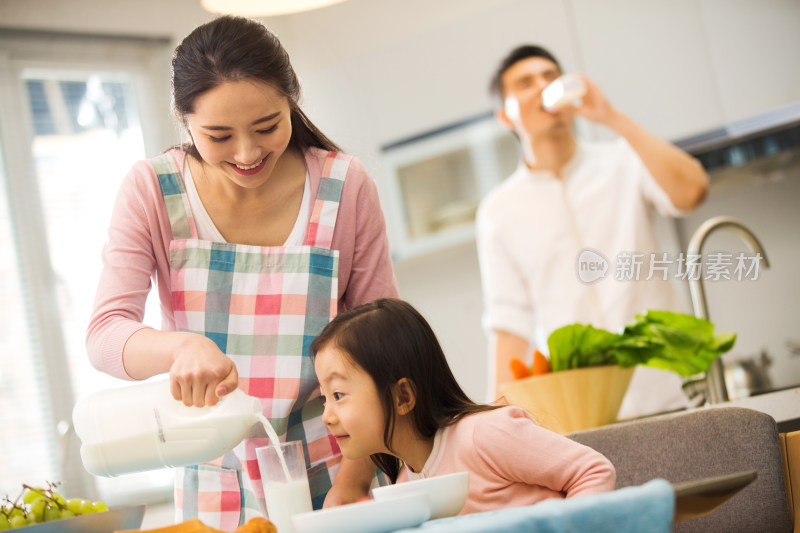 幸福家庭在吃早餐