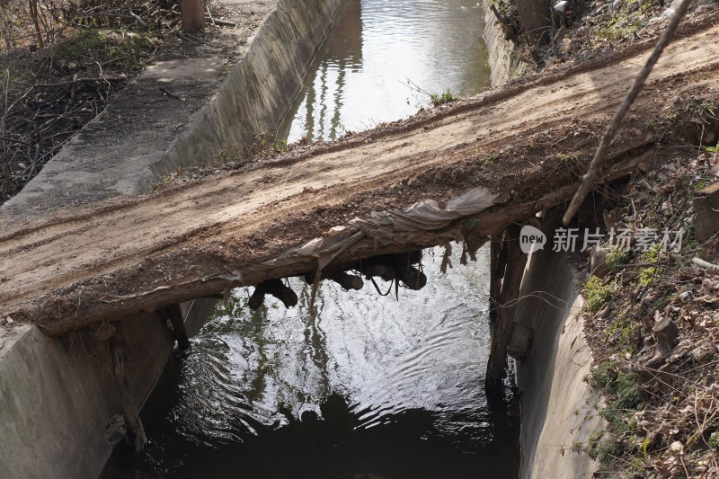 简易木桥横跨水渠