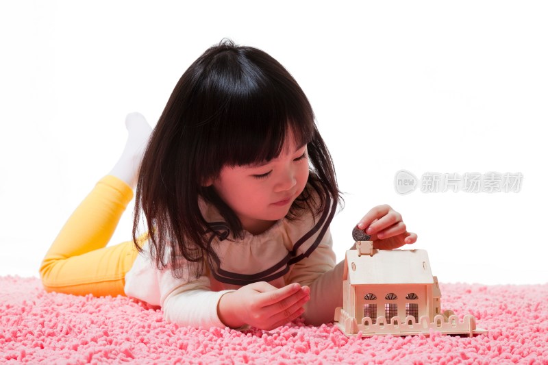 可爱的小女孩和房子模型