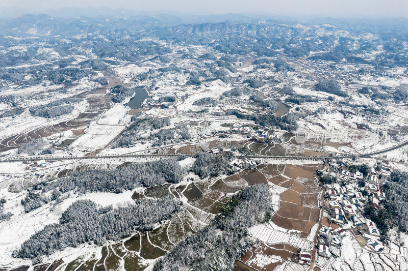 山川丘陵农田冬天雪景航拍图