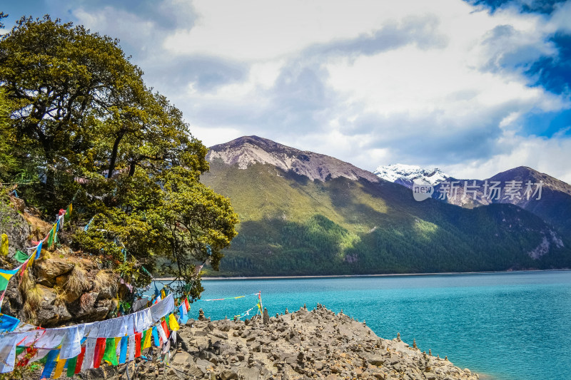 西藏林芝巴松措山水自然风景