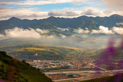 高角度俯瞰城市景观和群山